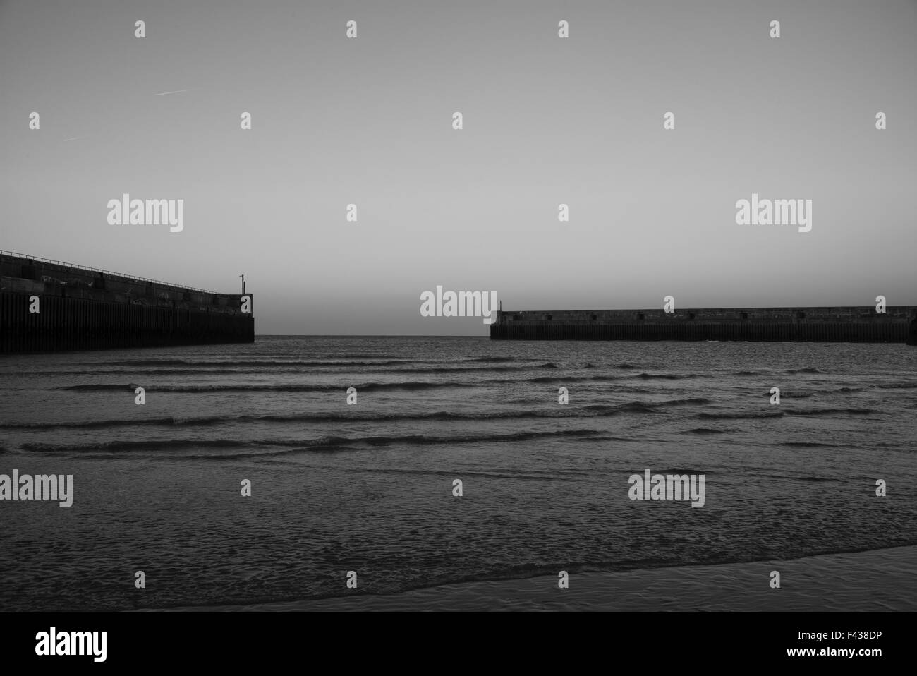 Entrée du port à l'aube, marée basse, Shoreham, UK, noir et blanc Banque D'Images