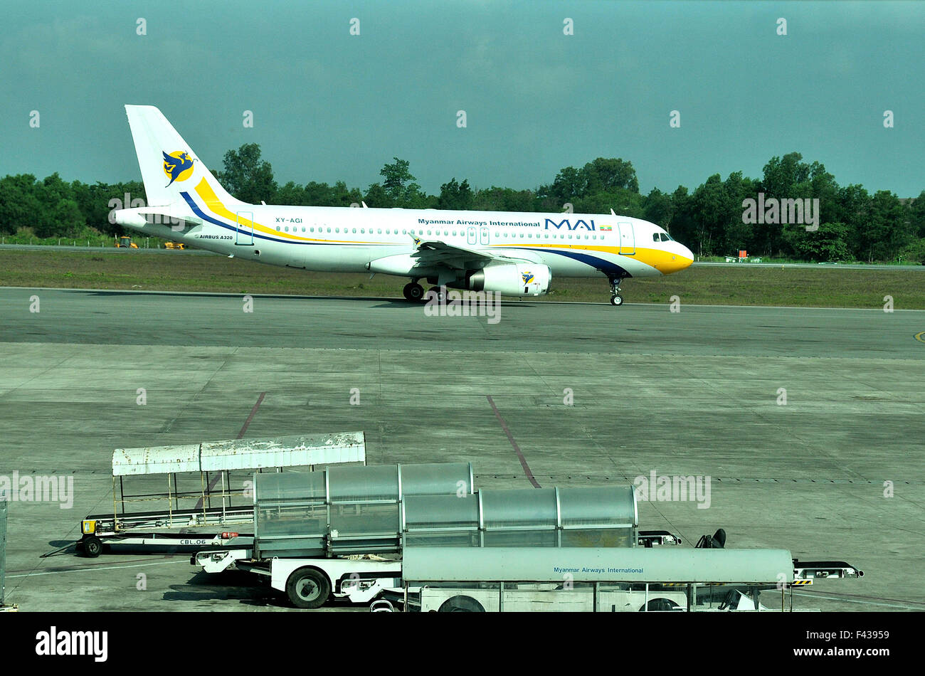 Un Airbus 320 de Myanmar Airways International mai sur l'aéroport de Yangon Banque D'Images Un Airbus 320 de Myanmar Airways International mai sur l'aéroport de Yangon Banque D'Images