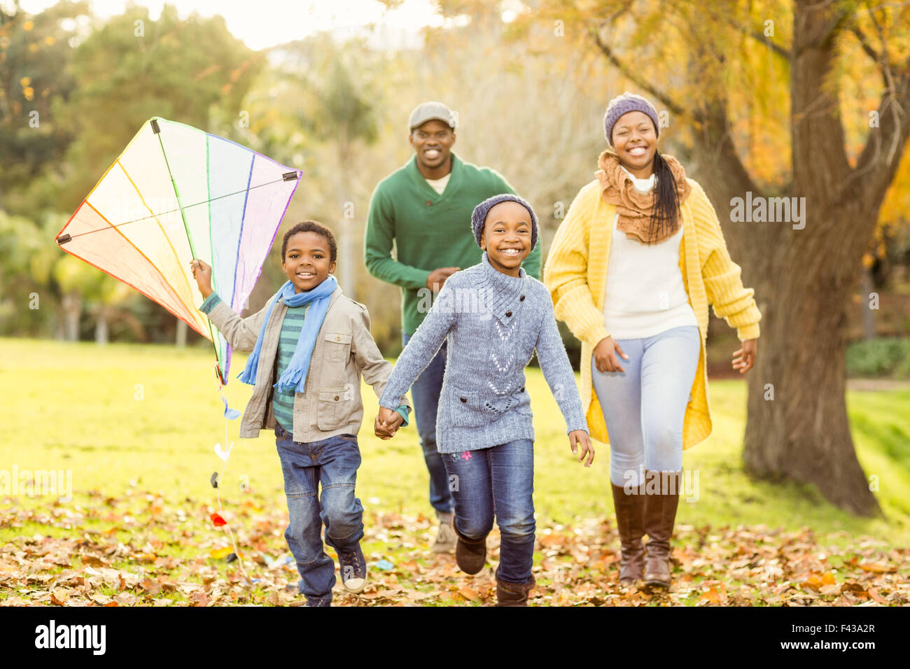 Jeune famille jouant avec un cerf-volant Banque D'Images