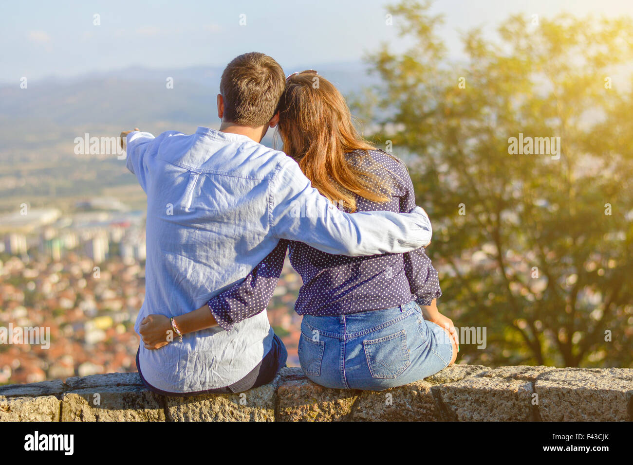 Couple heureux appréciant la vue sur la ville d'en haut Banque D'Images