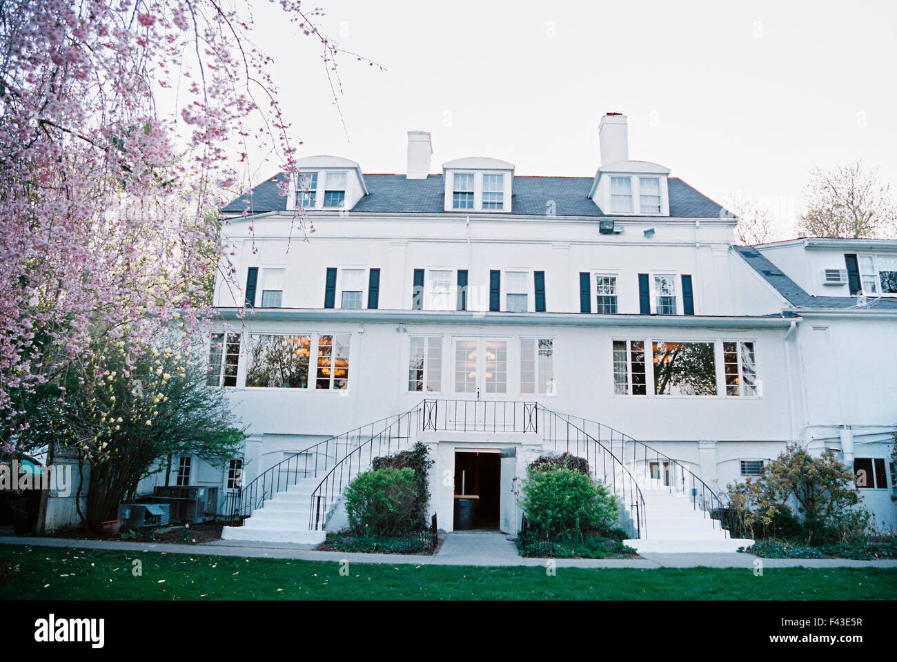 Un élégant hôtel particulier de la fin du 18ème siècle, façade avec escalier et terrasse. Jardins classiques. Un hôtel et restaurant. Banque D'Images