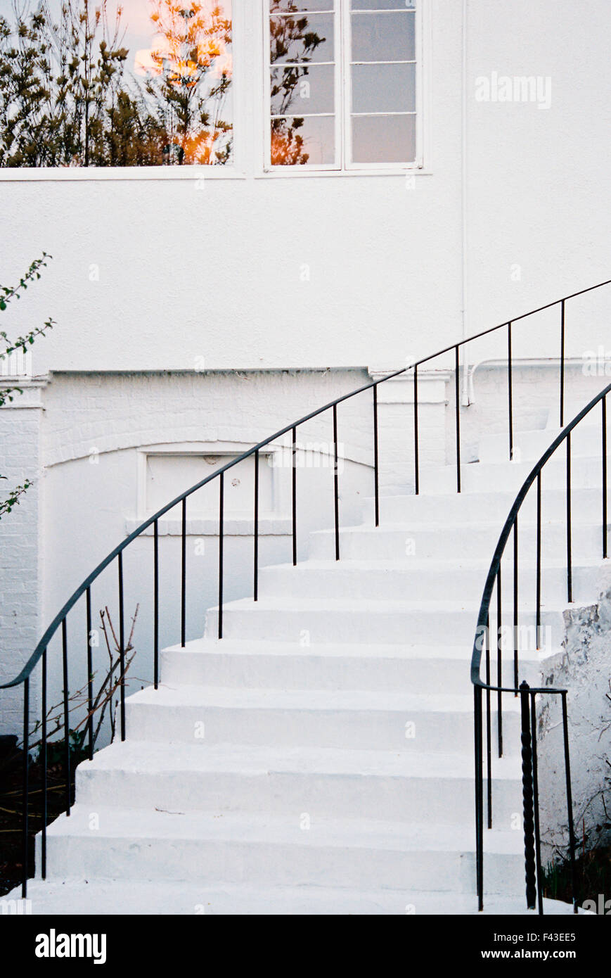A la fin de l'historique maison du 18ème siècle avec des murs blancs et un escalier extérieur Banque D'Images
