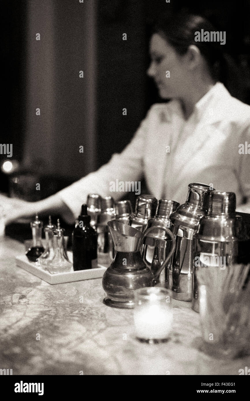 Jeune femme le mélange d'un cocktail au Restaurant Piora de Manhattan dans le West Village. Image en noir et blanc. Banque D'Images Jeune femme le mélange d'un cocktail au Restaurant Piora de Manhattan dans le West Village. Image en noir et blanc. Banque D'Images