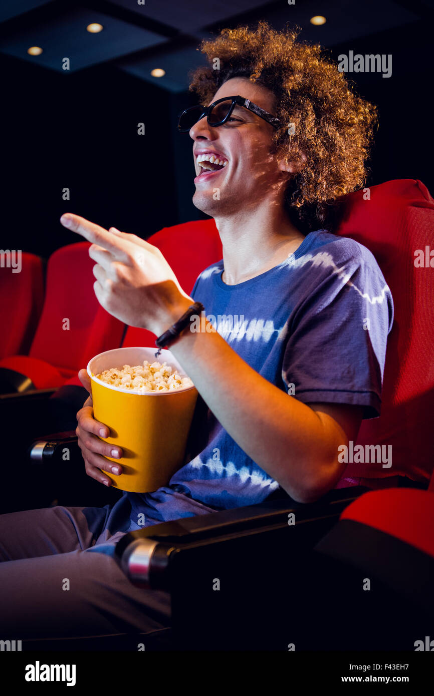 Jeune homme qui regarde un film en 3d Banque D'Images