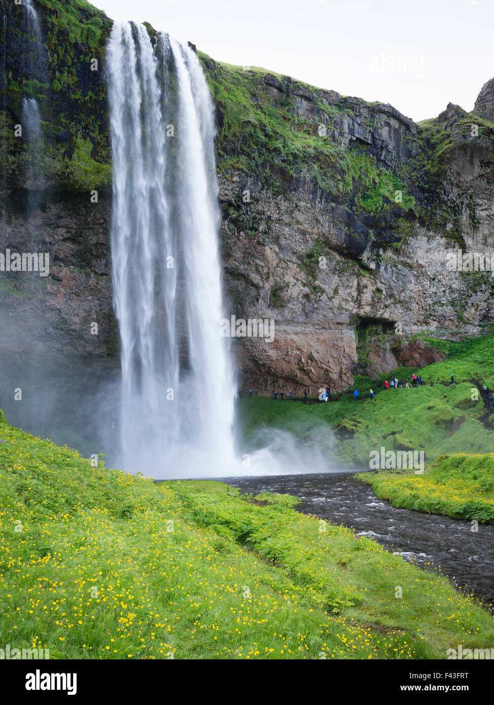 Une cascade cascade sur une falaise. Banque D'Images