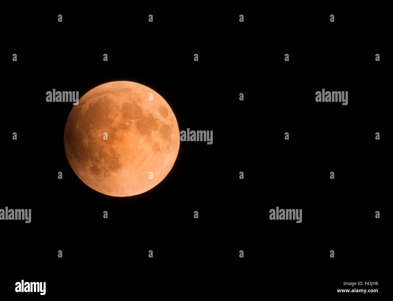 Lune de sang orange pendant une éclipse lunaire Banque D'Images