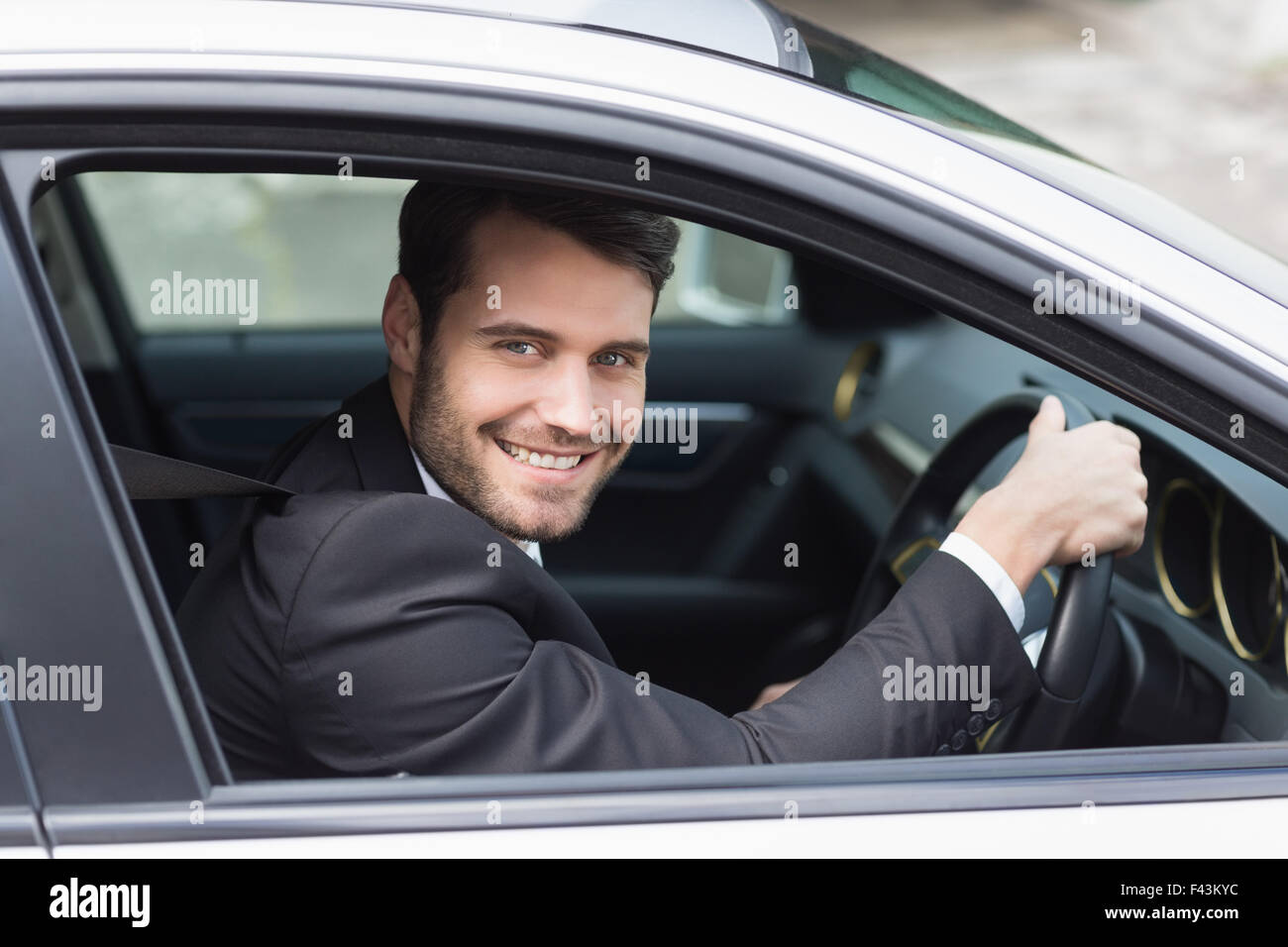 Portrait dans le siège du conducteur. Banque D'Images