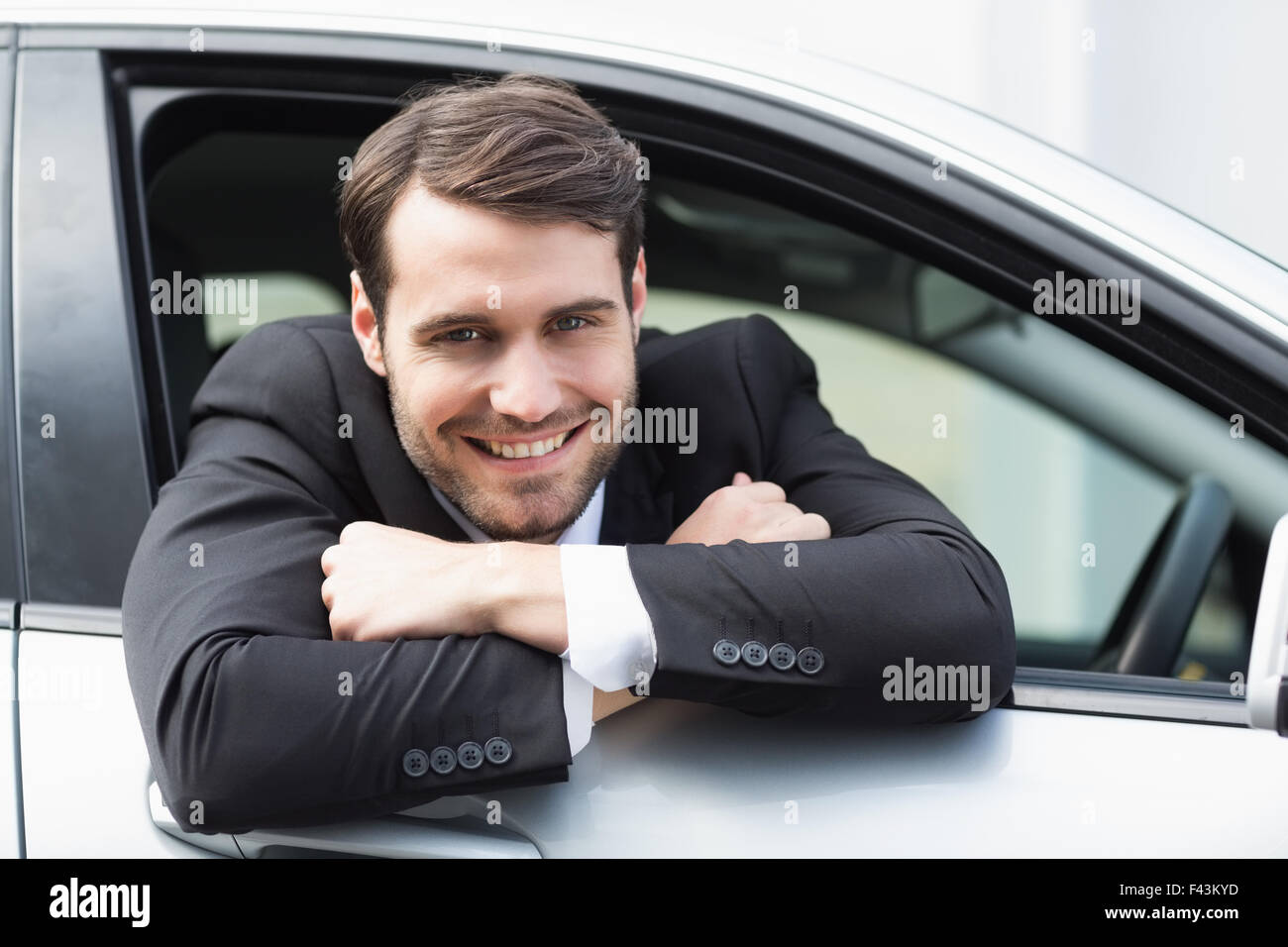 Portrait dans le siège du conducteur. Banque D'Images