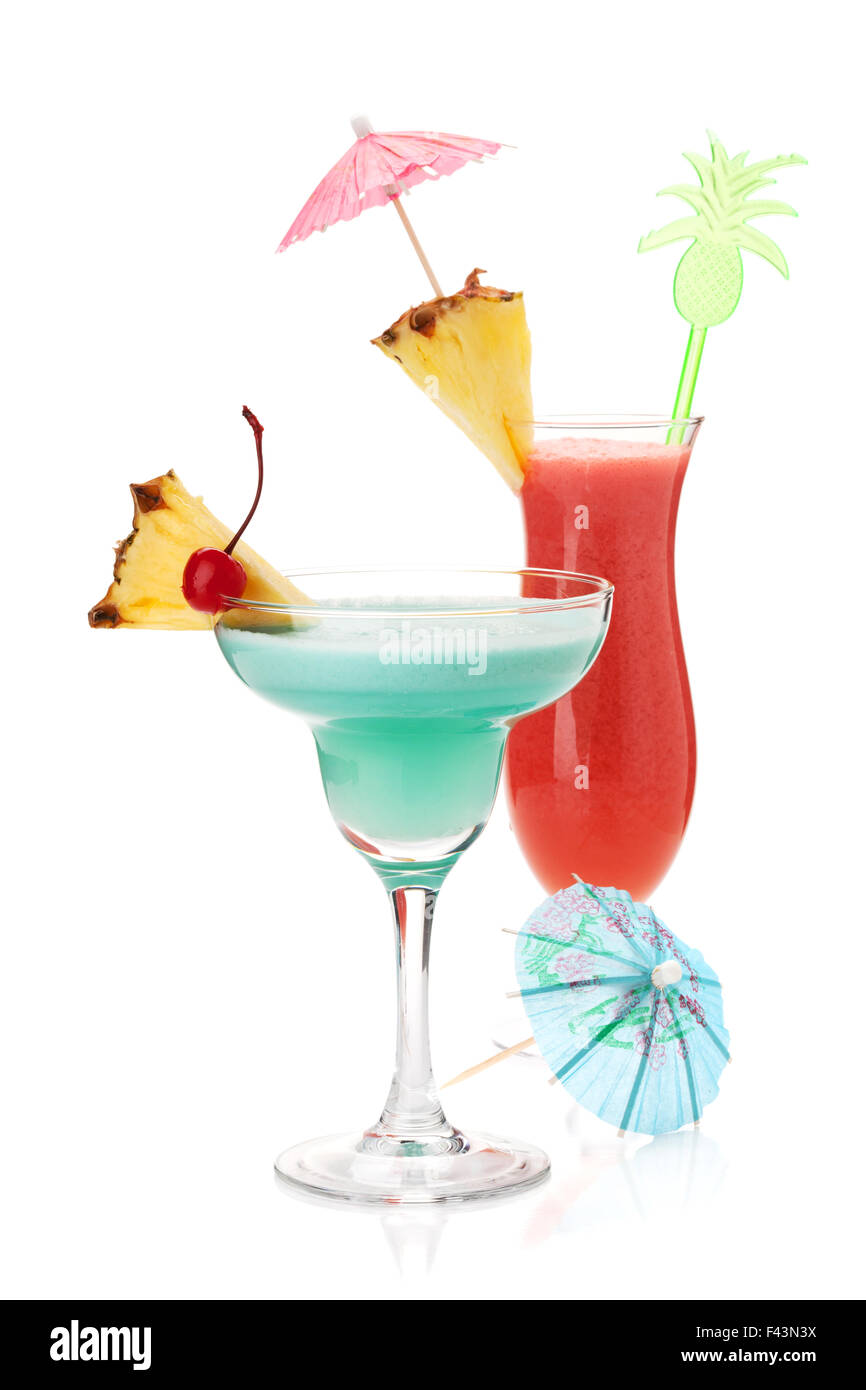 Deux cocktails tropicaux avec l'ananas. Isolated on white Banque D'Images