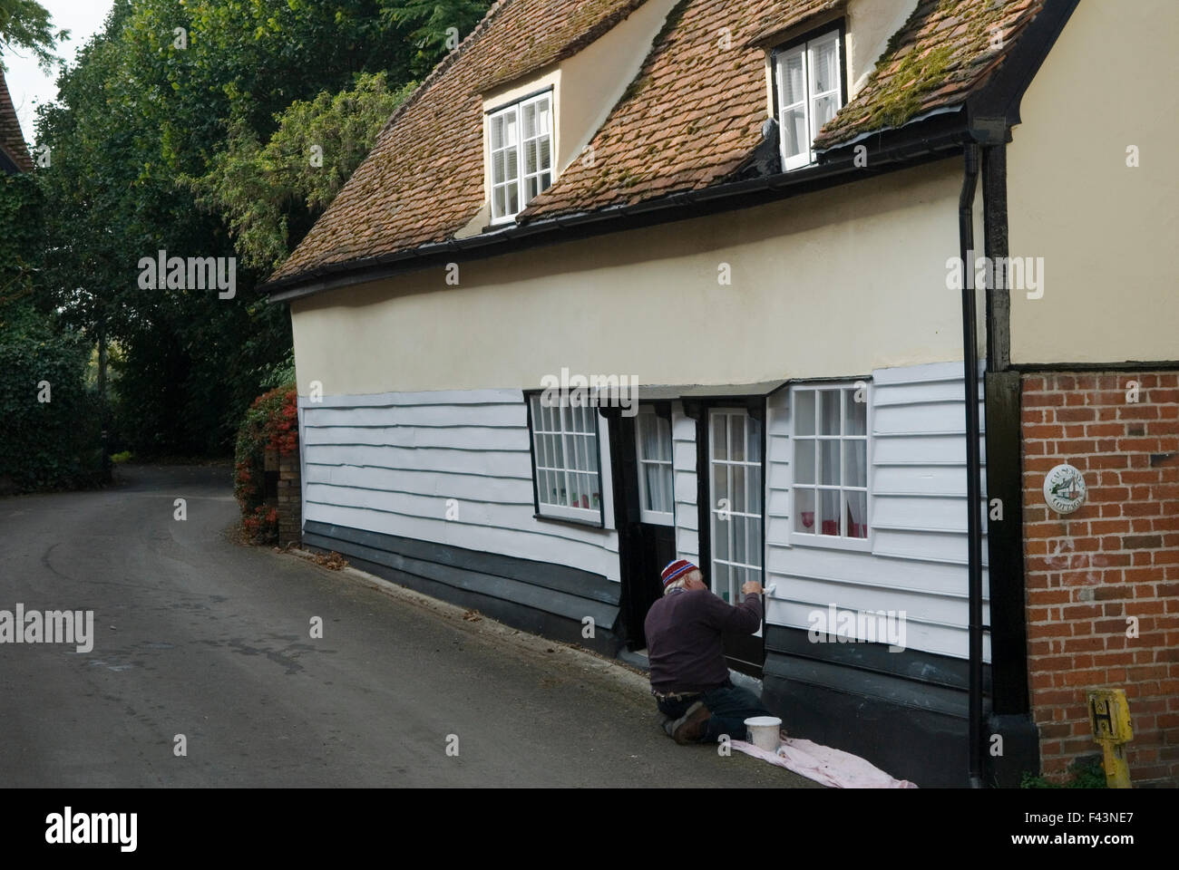 Homme âgé gardant actif la peinture de sa maison Braughing Hertfordshire Royaume-Uni années 2015 2010 HOMER SYKES Banque D'Images