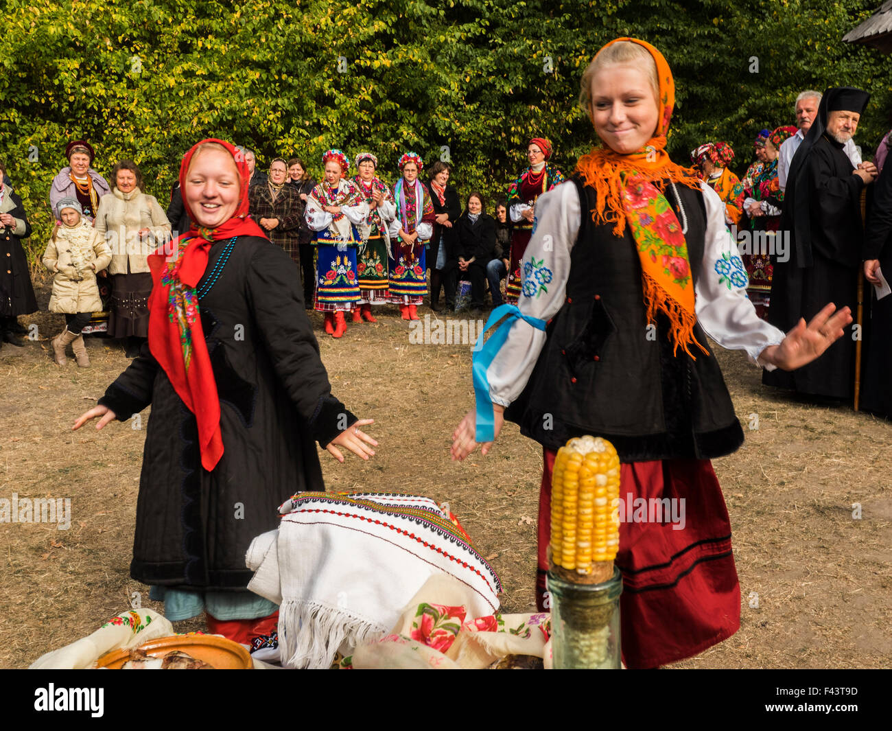 Célébration la Sainte Vierge dans la protection de l'Ukraine est maintenant un jour férié et un jour de congé. 14 octobre 2015 dans le pays aussi célébrer la Journée du défenseur de l'Ukraine et la Journée des cosaques d'Ukraine. Super vacances et liturgie solennelle a eu lieu au Musée de l'architecture populaire et de la vie dans Pirogovo. Banque D'Images