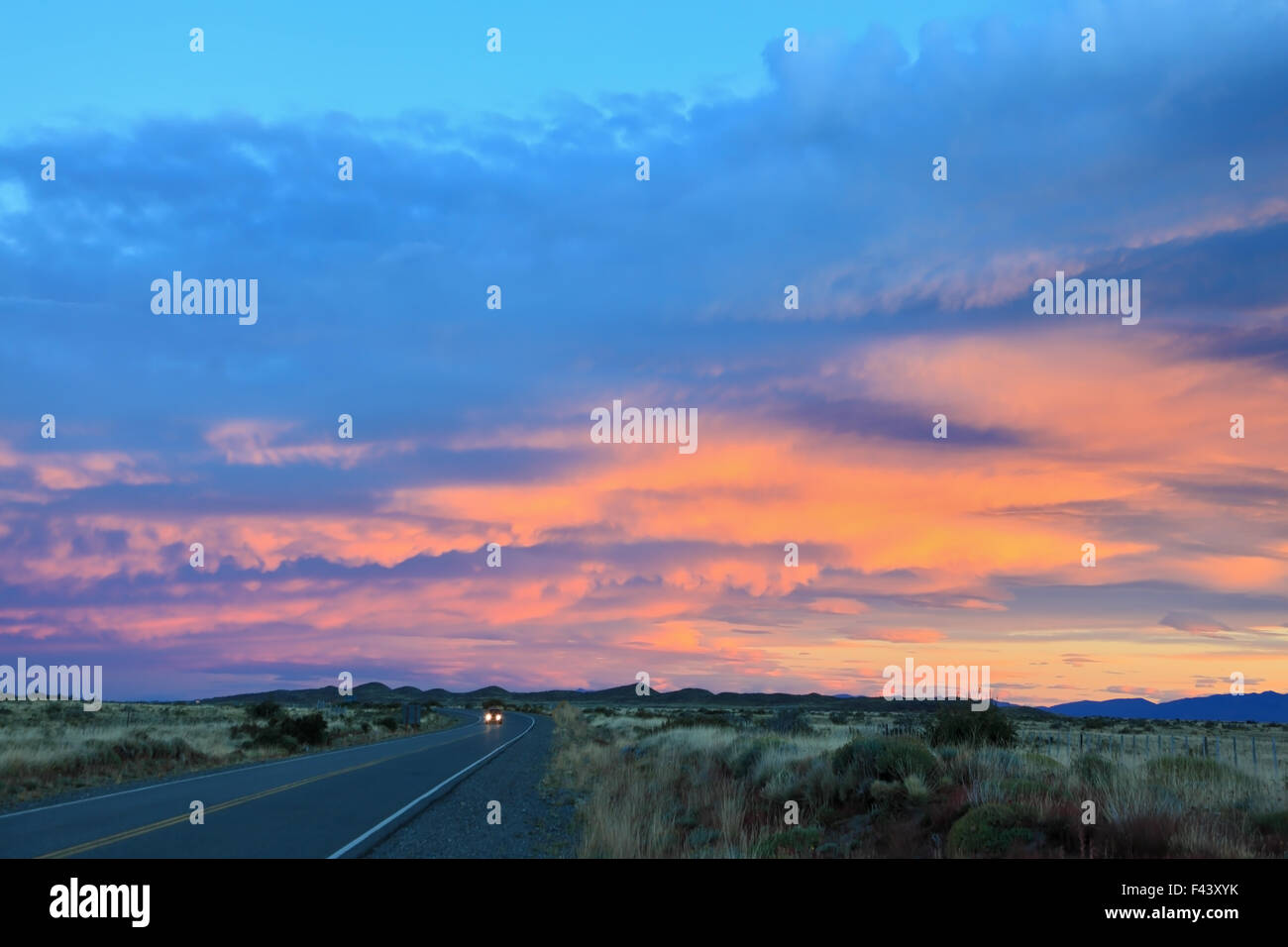 Avec des lumières de voiture passe sur une plaine Banque D'Images