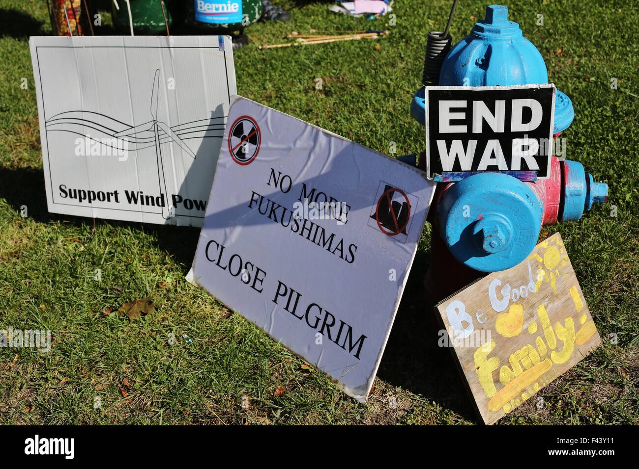 Pancartes soutenant l'énergie éolienne, s'opposant à la guerre et de l'énergie nucléaire. Banque D'Images