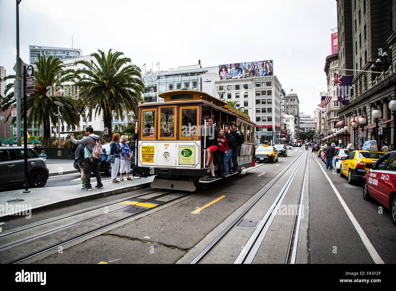 Pasing Cable Car en face de Union Square, à San Francisco, Californie Photo  Stock - Alamy