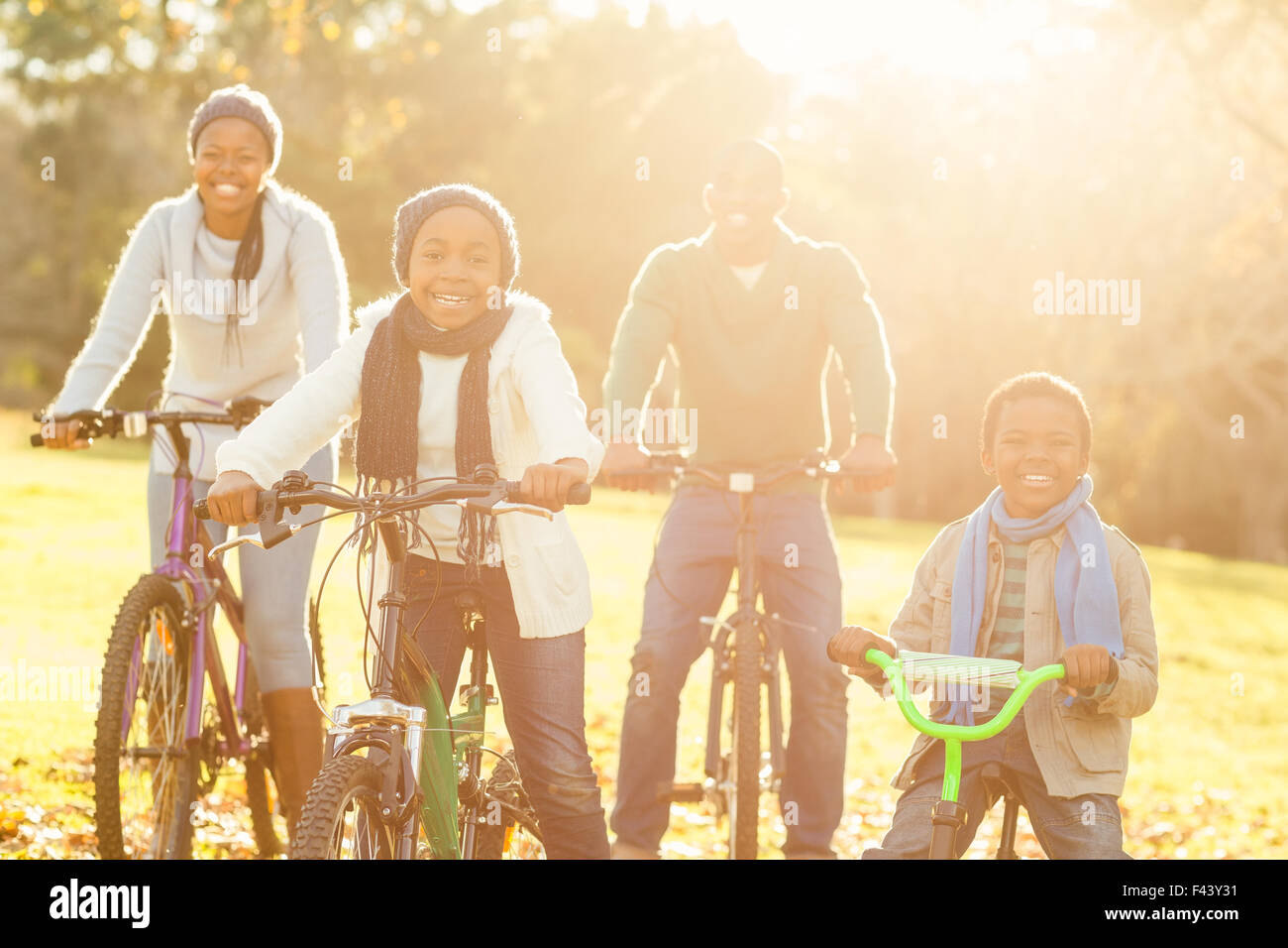 Young smiling family faire une randonnée à vélo Banque D'Images