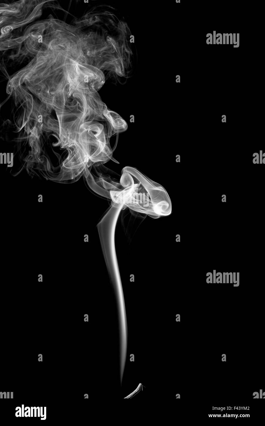 Une légère fumée abstrait sur fond sombre Banque D'Images