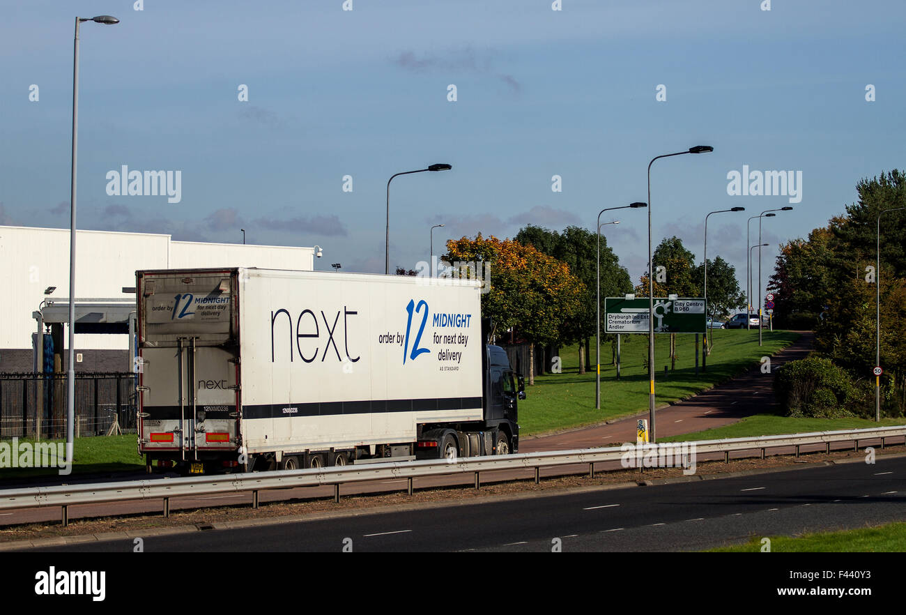 Défilement d'une 'Next' fashion store Accélération de camions le long de la route à l'ouest de Kingsway à Dundee, Royaume-Uni Banque D'Images