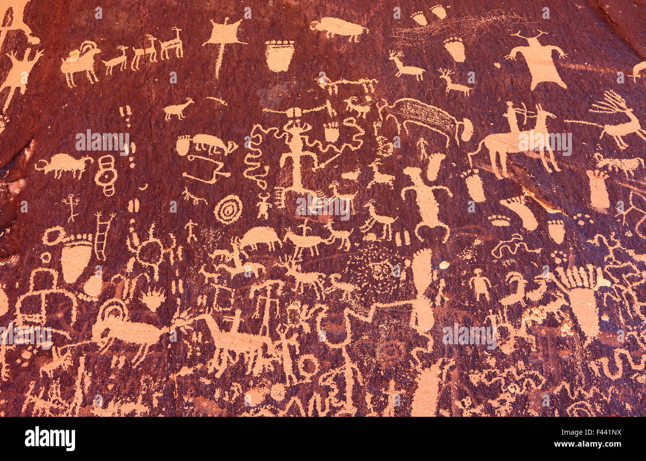D'anciens symboles de la texture, de pétroglyphes sur Newspaper Rock, Utah, USA. Banque D'Images