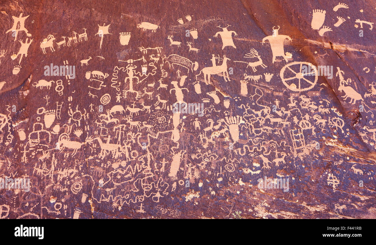D'anciens symboles de la texture, de pétroglyphes sur Newspaper Rock, Utah, USA. Banque D'Images