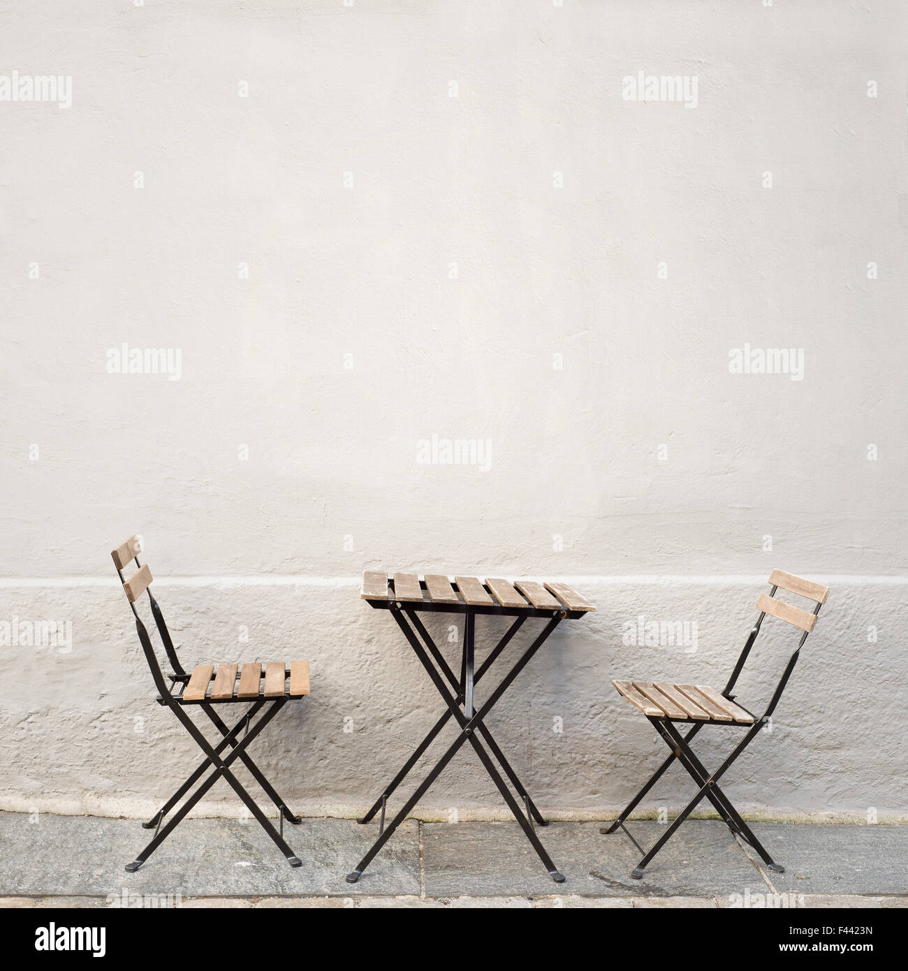 Une table et deux chaises près du mur Banque D'Images