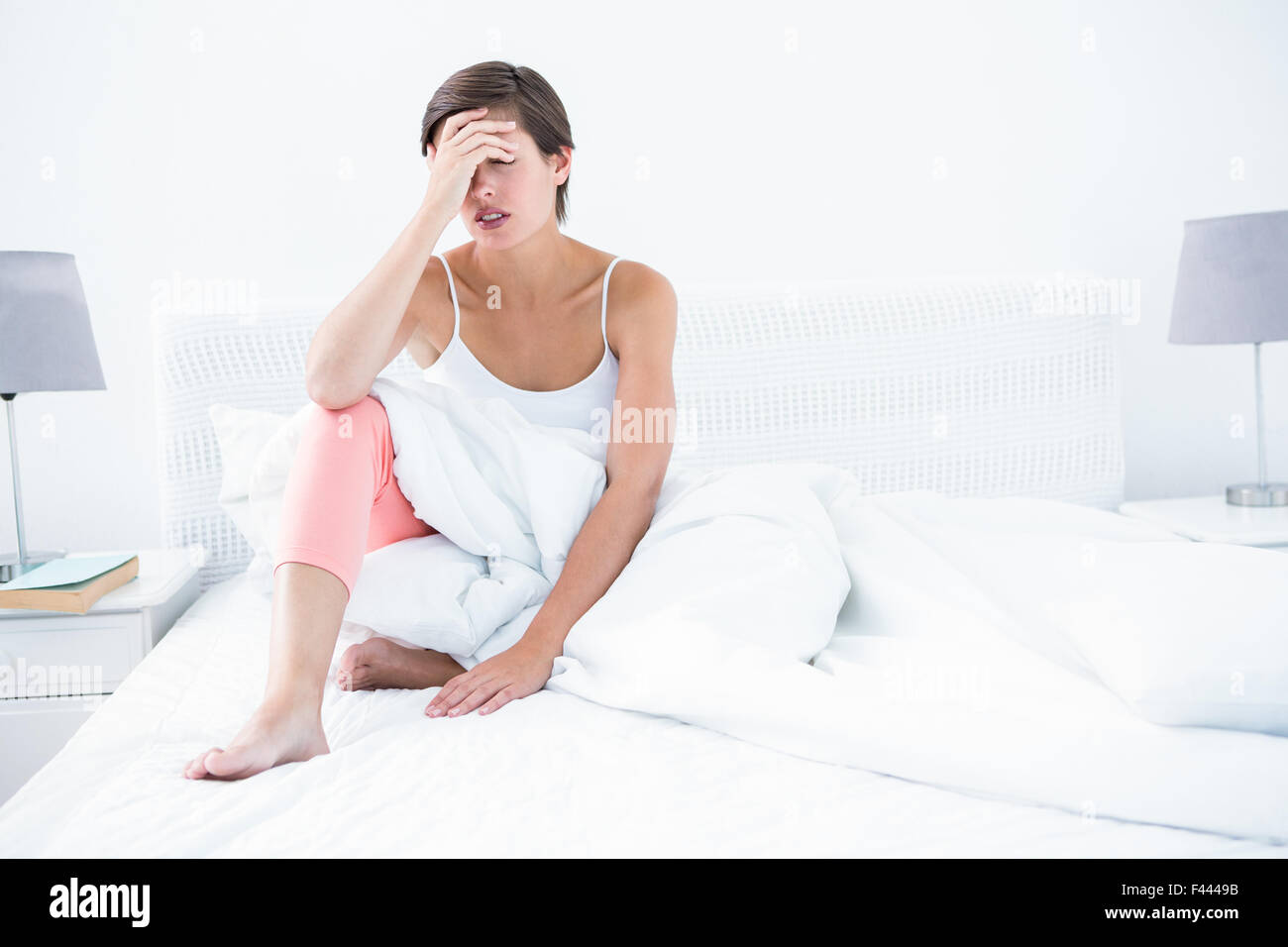 Belle femme souffrant de maux de tête Banque D'Images