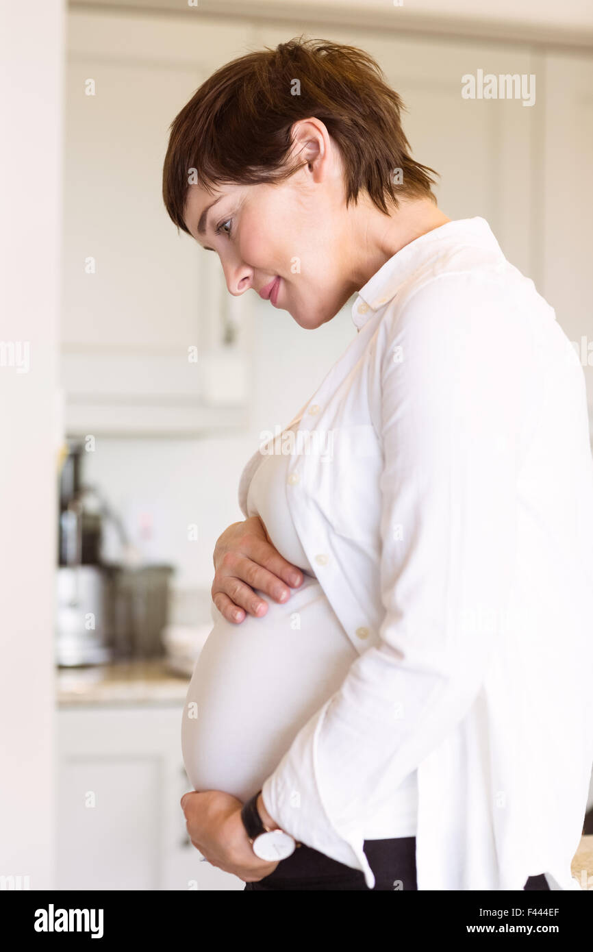 Pregnant woman holding her bump Banque D'Images