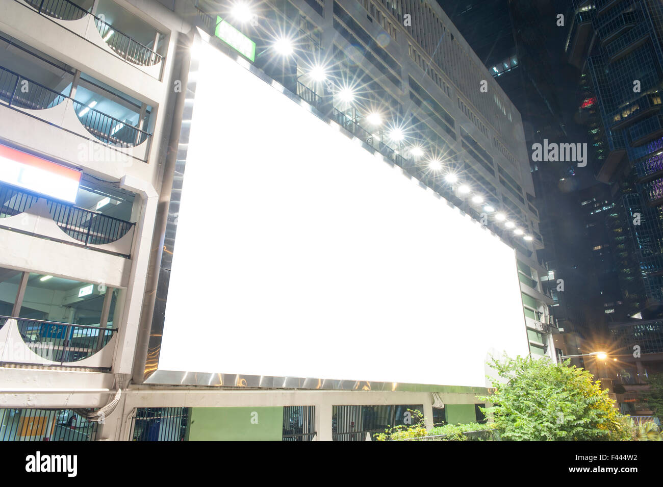 Un grand vide blank billboard pendant la nuit Banque D'Images