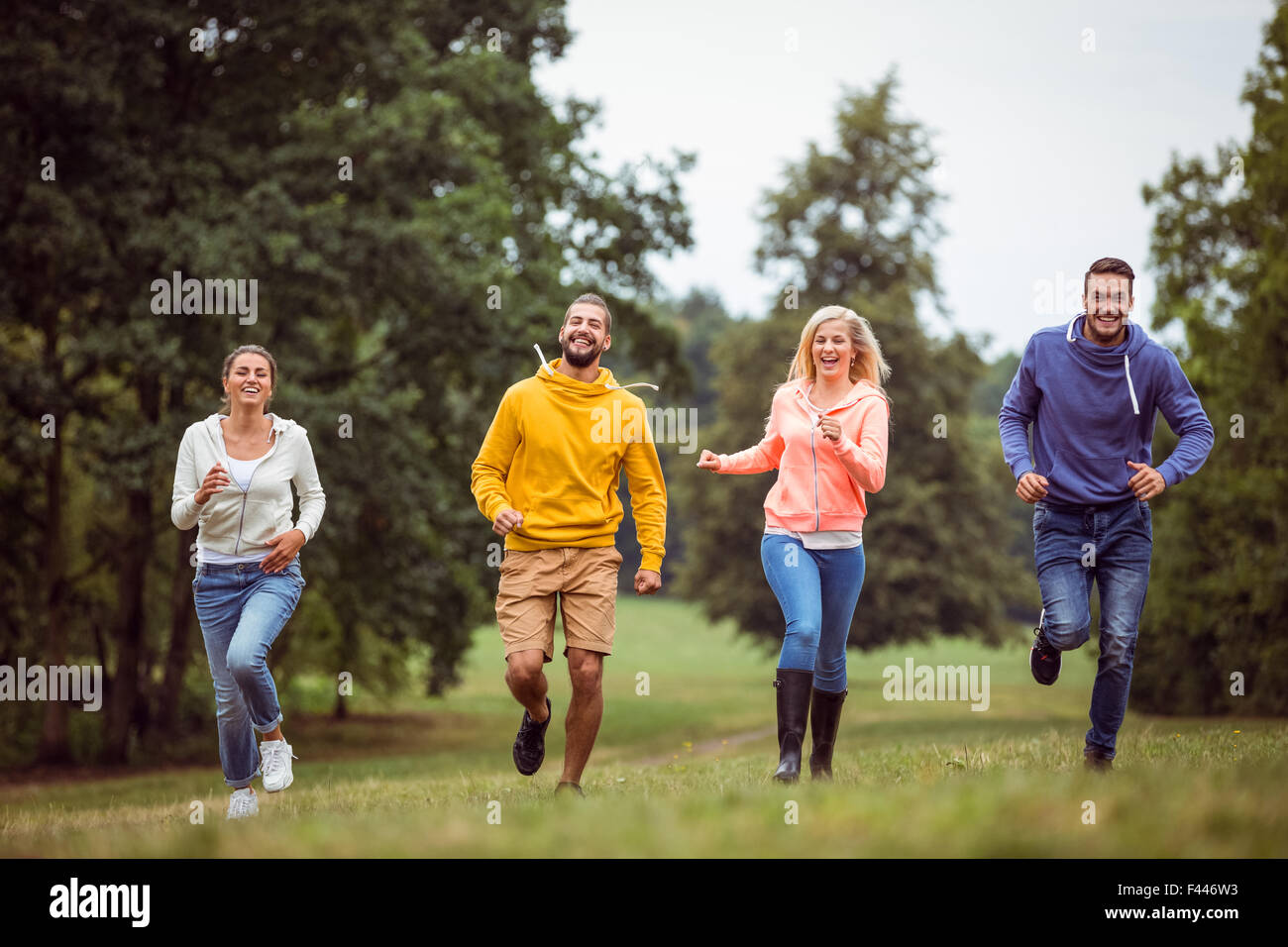 Les amis du jogging à l'appareil photo Banque D'Images