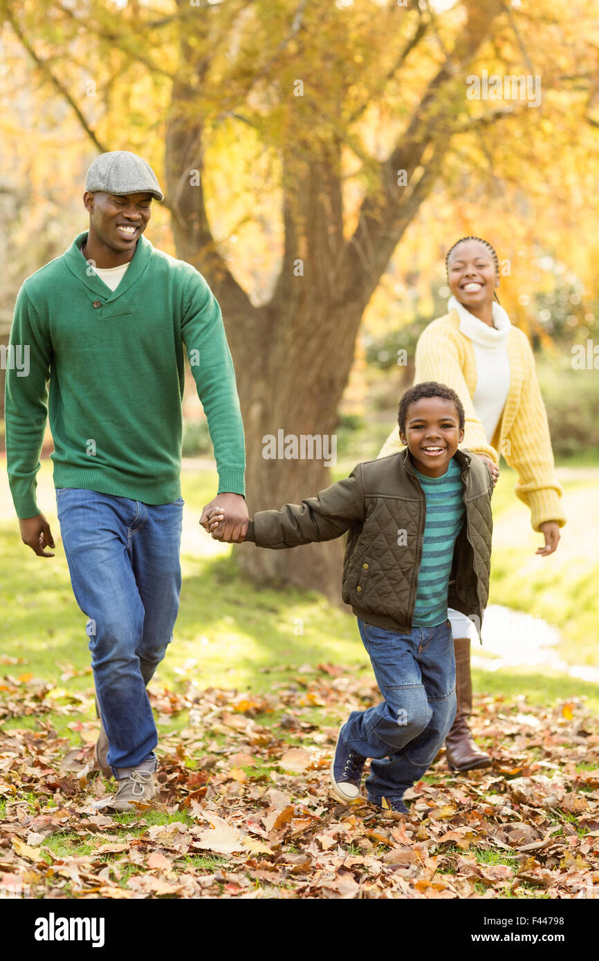 Un petit garçon tirant ses parents à marcher plus vite Banque D'Images