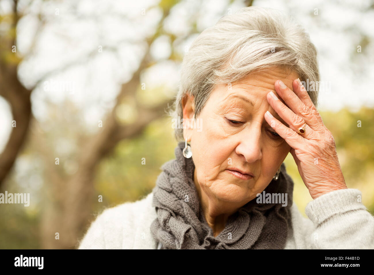 Senior woman in the park Banque D'Images