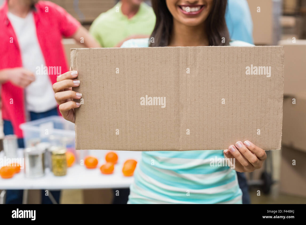 Close up of volunteer montrant une affiche Banque D'Images