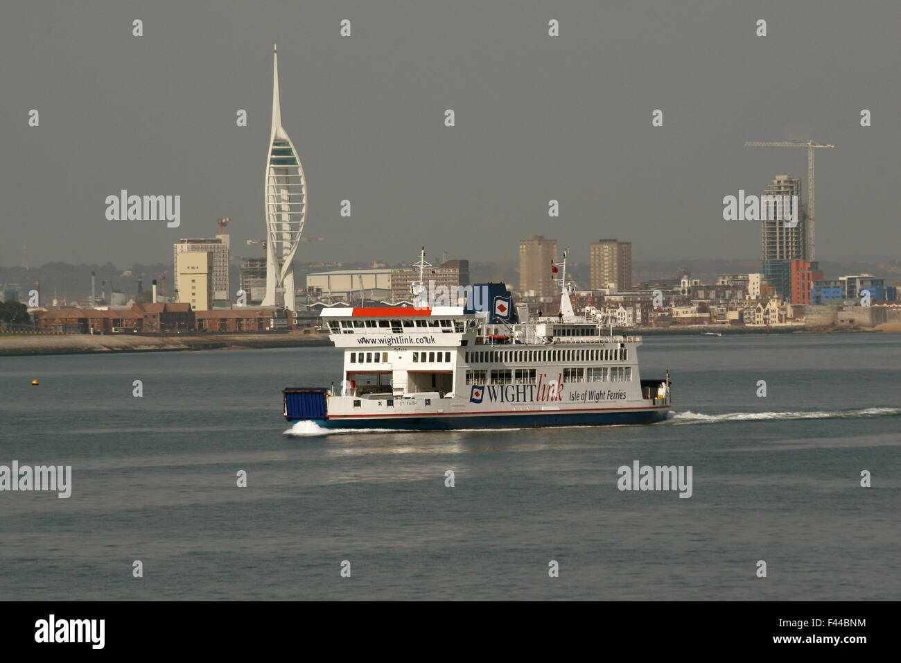 Wight Link Car-ferry de quitter Portsmouth Banque D'Images