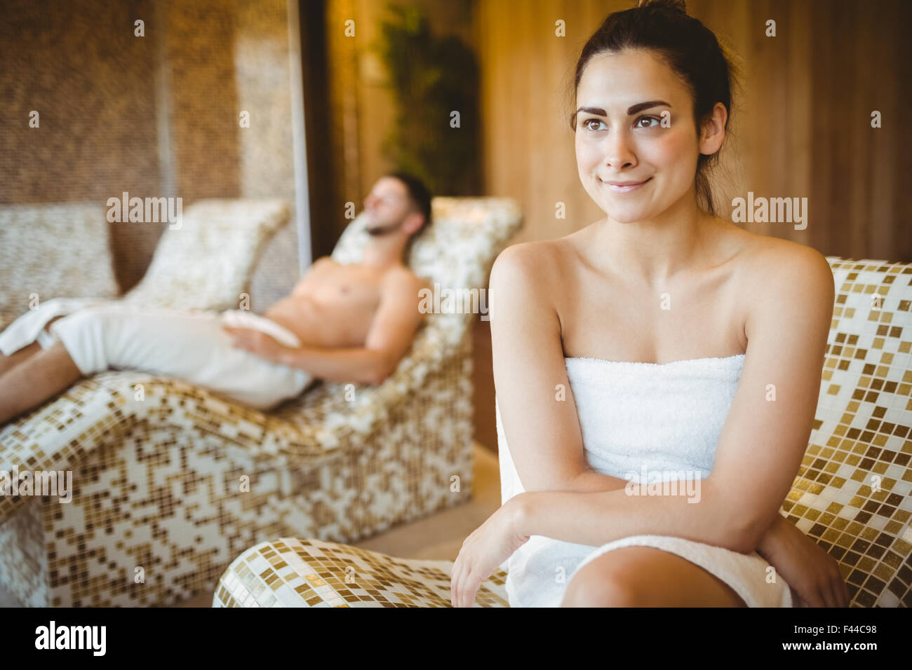 Smiling woman sitting on a chair Banque D'Images