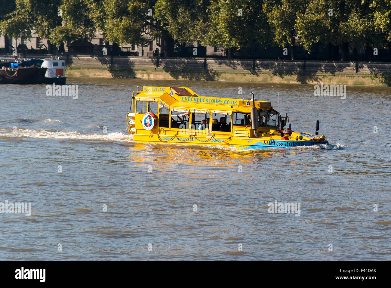 Un véhicule amphibie exploités comme une attraction touristique par London Duck Tours Banque D'Images