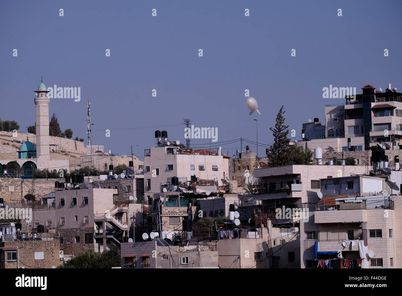 Une surveillance de la police israélienne ballon est vu voler au-dessus de Ras al-Amoud, un quartier palestinien situé au sud-est de la vieille ville de Jérusalem-Est, Israël Banque D'Images