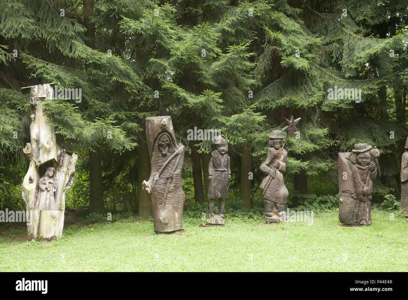 L'art folklorique de sculptures en bois sur l'affichage à un parc à Zielona Gora, Pologne. Banque D'Images