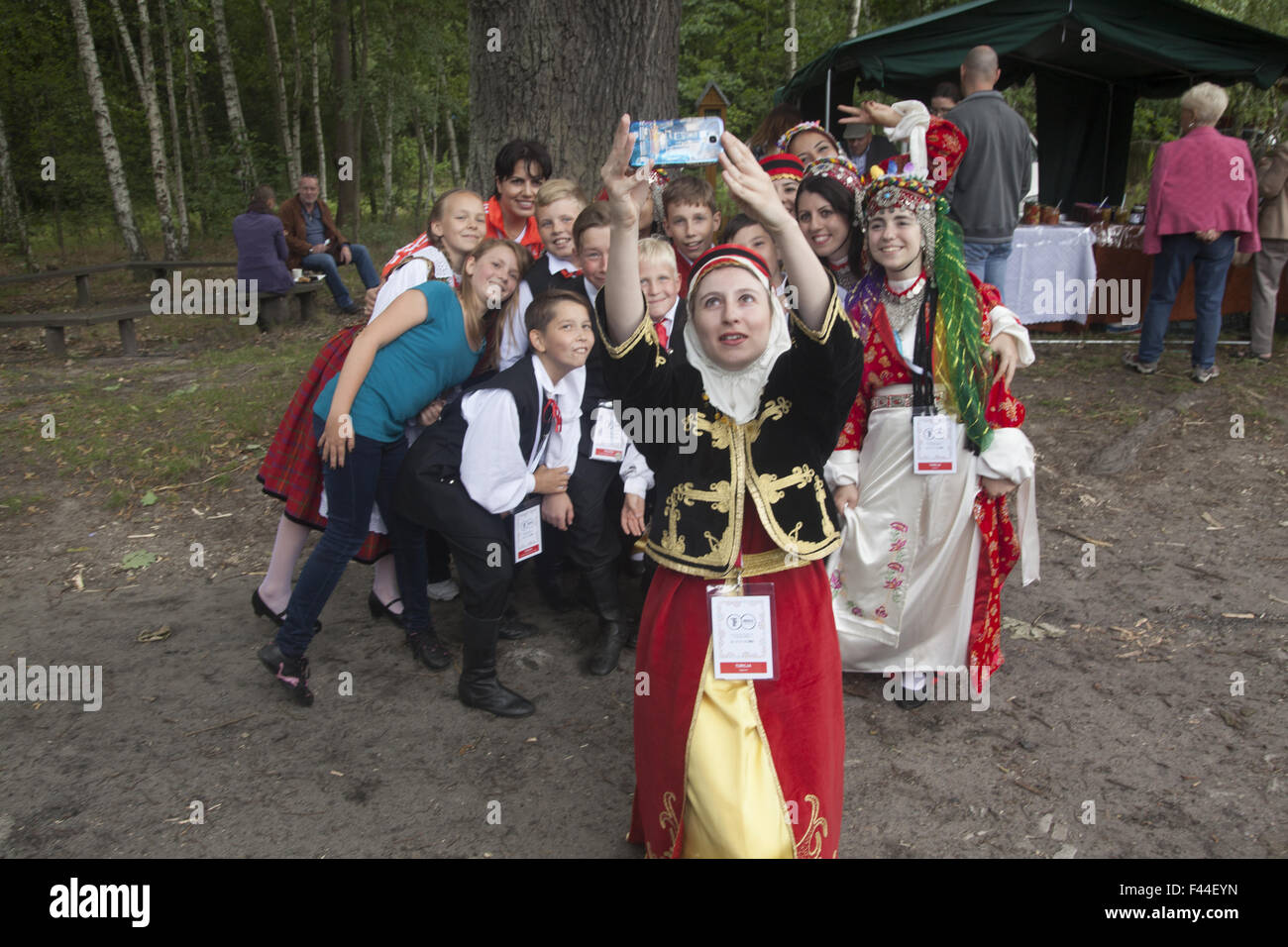 Avec différents danseurs selfies au plan international folk arts festival près de Zielona Gora, Pologne. Banque D'Images