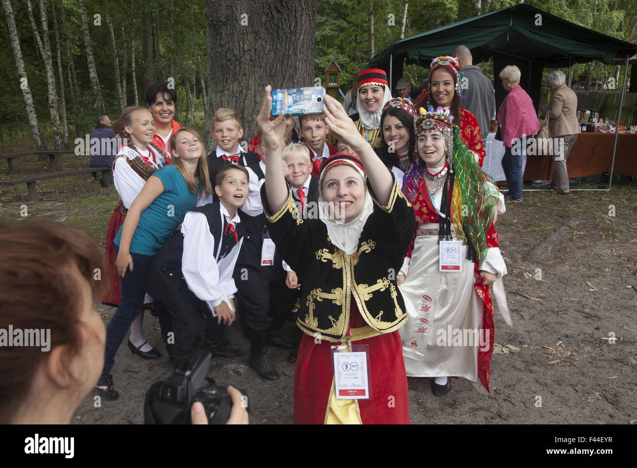 Avec différents danseurs selfies au plan international folk arts festival près de Zielona Gora, Pologne. Banque D'Images