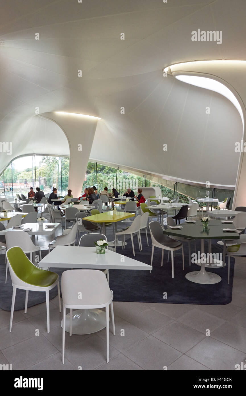 L'intérieur du Magazine Restaurant à la Serpentine Sackler Gallery dans les jardins de Kensington, Londres Angleterre Royaume-Uni UK Banque D'Images L'intérieur du Magazine Restaurant à la Serpentine Sackler Gallery dans les jardins de Kensington, Londres Angleterre Royaume-Uni UK Banque D'Images
