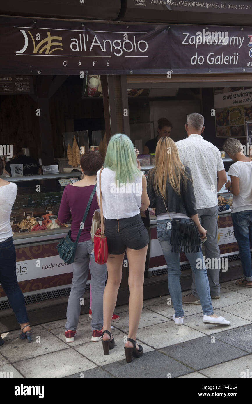 Femme aux cheveux verts attend d'acheter un cornet de crème glacée un jour d'été à Zielona Gora, Pologne. Banque D'Images