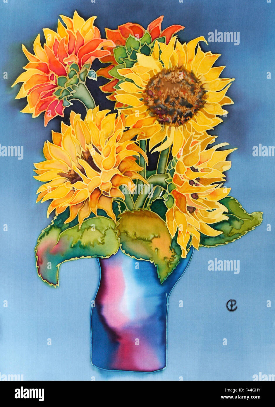 Photographie de peinture sur soie d'un pot de tournesols jaunes contre fond bleu à l'aide de colorants fixes vapeur par Paula Chapman. Banque D'Images