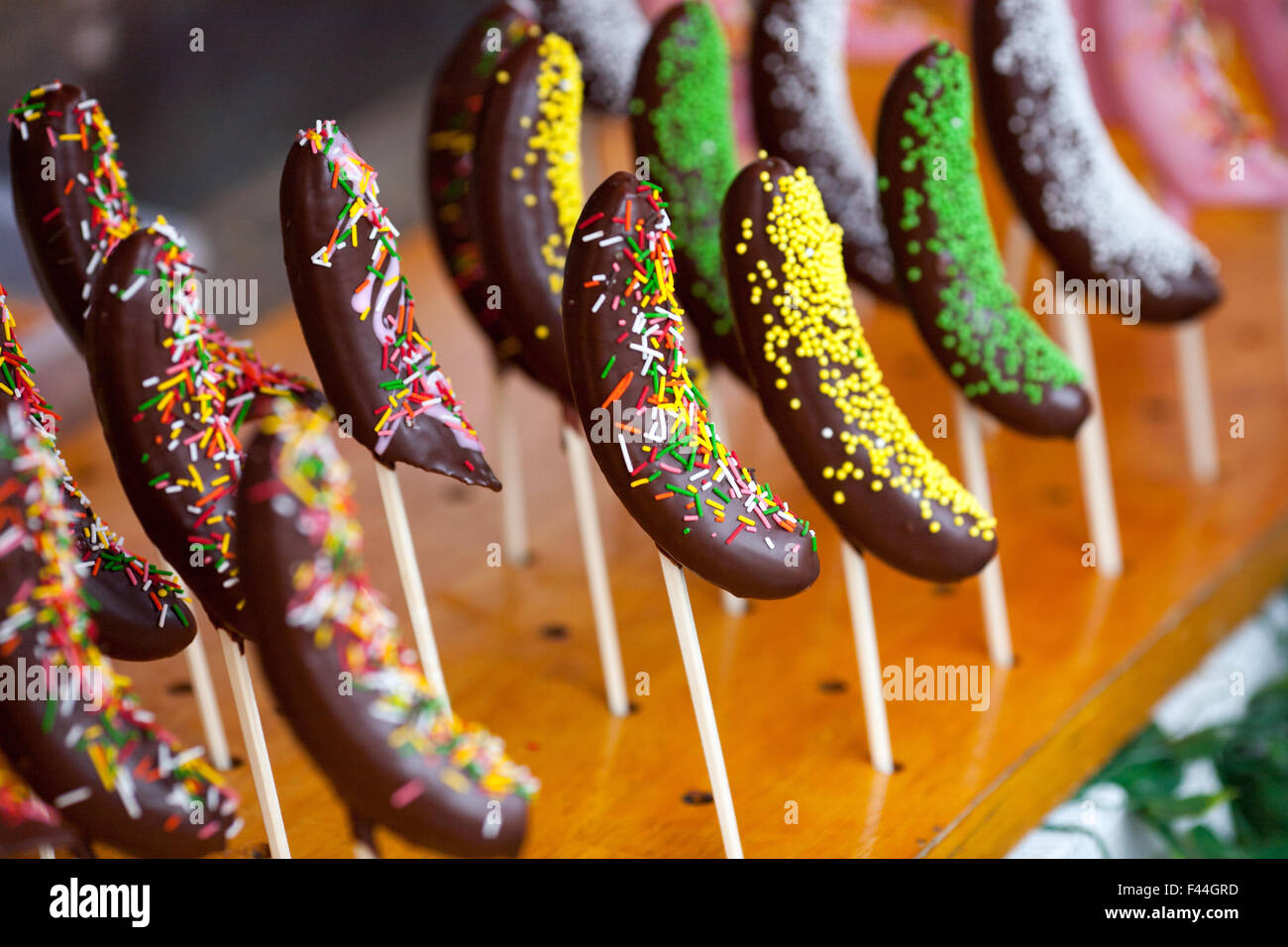 Bananes au chocolat sur un bâton saupoudrer Banque D'Images