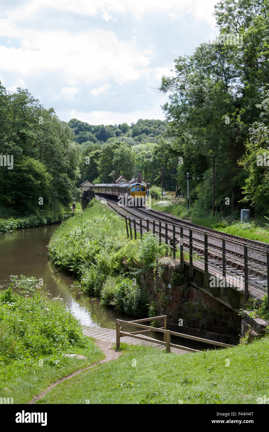 British Railways Class 33 Sophie Locomotive à Consall sur la station de chemin de fer de la vallée d'Churnet Staffordshire England Banque D'Images