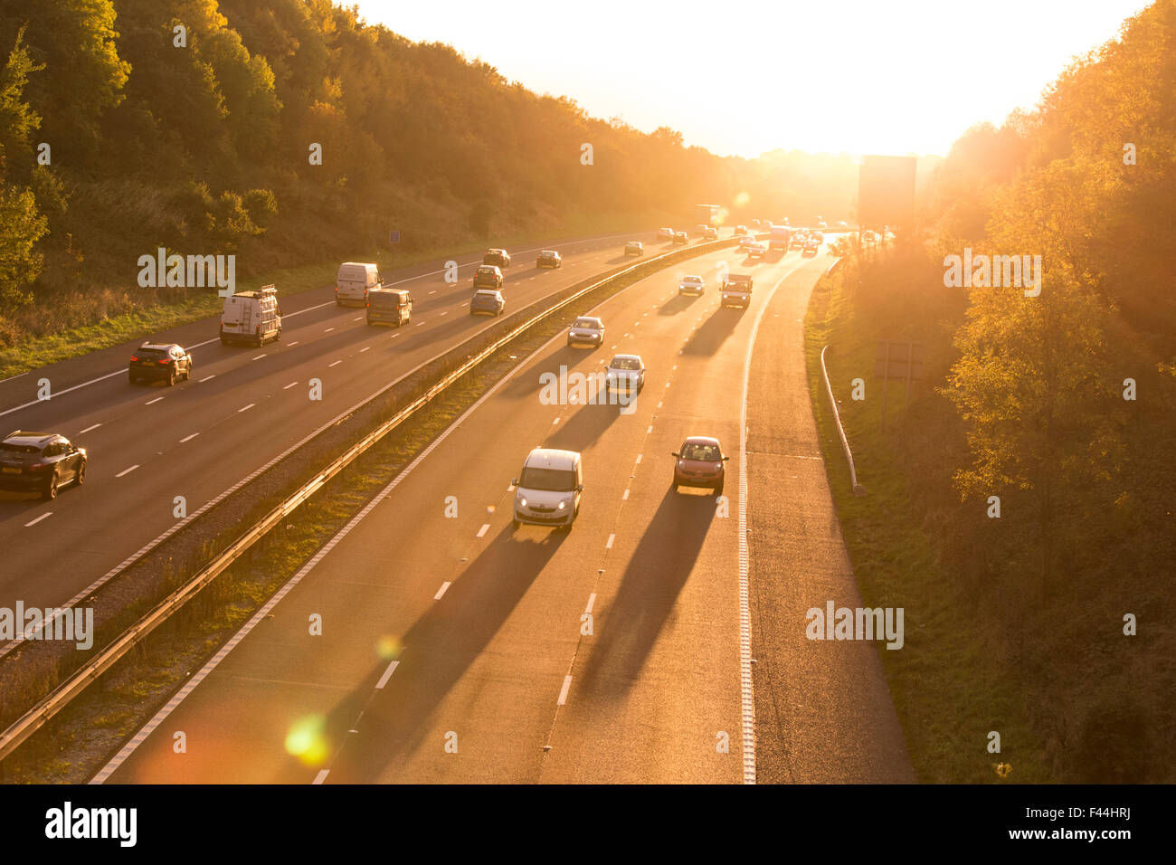 M42 près de Alvechurch, UK. 14 octobre, 2015. Conditions de lumière difficiles sur l'autoroute M42, près de Alvechurch pour l'Ouest qui l'heure de pointe comme les pilotes l'établissement soleil d'automne a une incidence sur la visibilité. Crédit : Paul Weston/Alamy Live News Banque D'Images