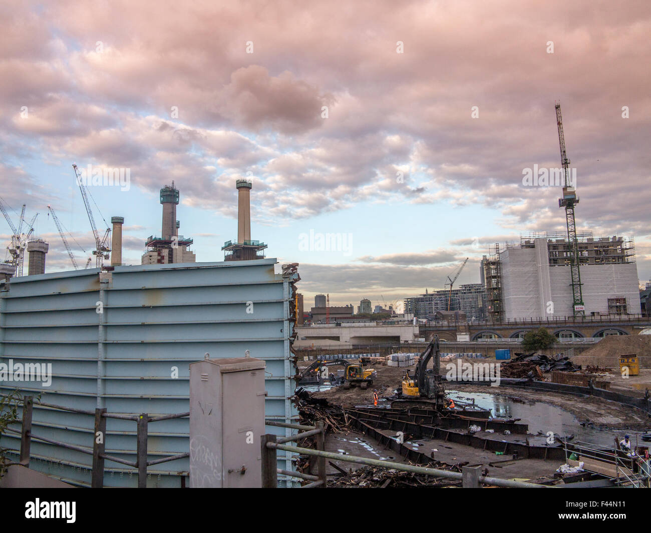 En tant qu'une partie du réaménagement de Battersea Power Station et le grand salon, la Battersea gazomètres sont supprimés Banque D'Images