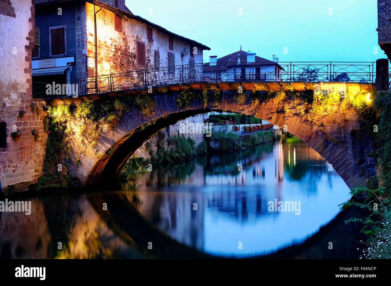 Pont médiéval sur la rivière Nive à Saint-Jean-Pied-de-Port, France. Saint-Jean-Pied-de-Port est un point de départ commun pour Banque D'Images