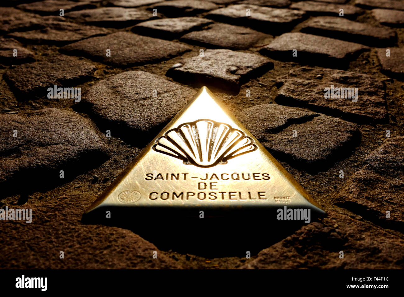 Plaque de bronze qui marque le début de la route française à Santiago de Compostela à Saint-Jean-Pied-de-Port, France Banque D'Images