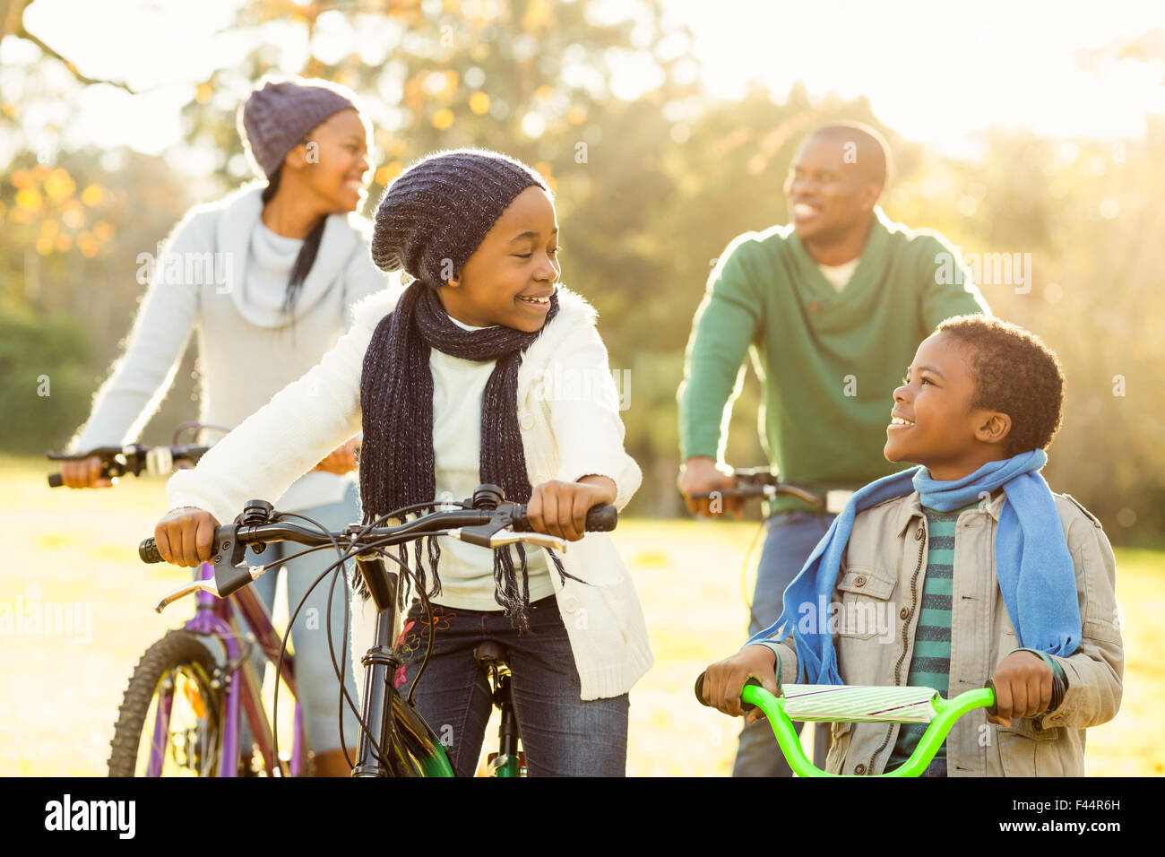 Young smiling family faire une randonnée à vélo Banque D'Images