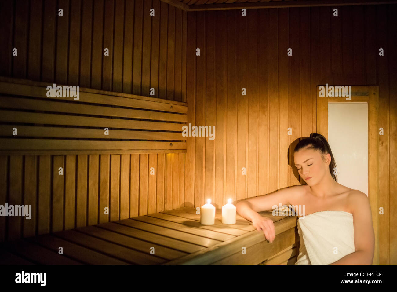 Pretty woman de vous détendre au sauna Banque D'Images