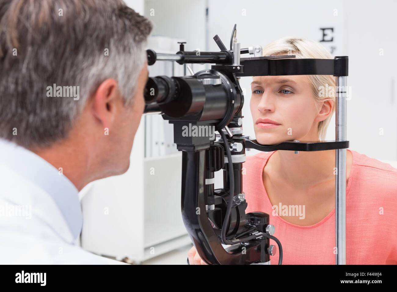 Optométriste examinant blonde woman Banque D'Images
